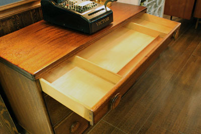 1106.circlehandledesk10.jpg