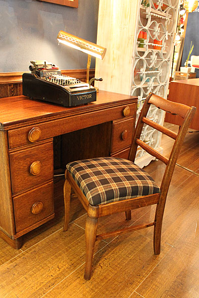 1106.circlehandledesk3.jpg