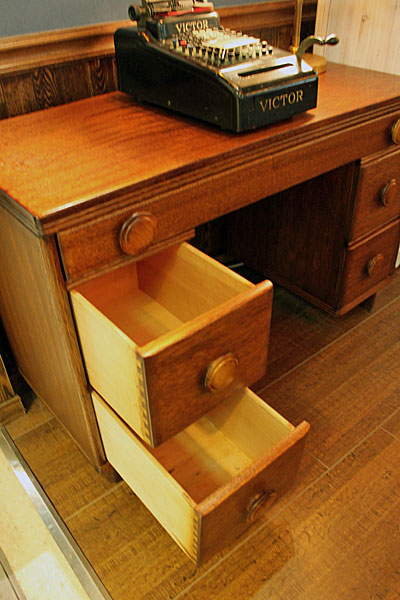 1106.circlehandledesk4.jpg