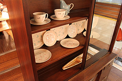 512midcenturycupboard2.jpg