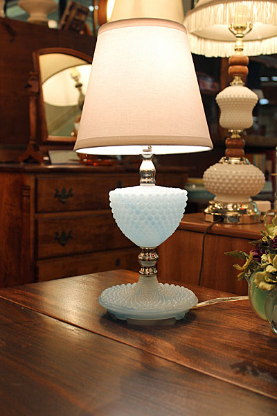 160407blue.milkhobnail.tablelamp