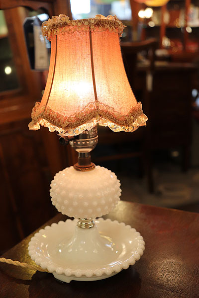 antique  Vintage furniture at's(アッツ) / ミルクグラス テーブルランプ フリルのブラウンシェード付き